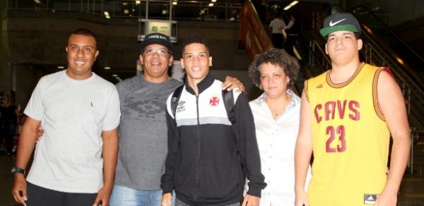 Paulinho foi recebido pela família no aeroporto após a vitória sobre o Atlético-MG