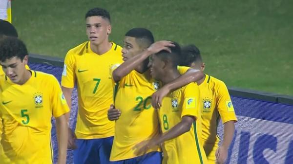 Paulinho (7) comemora gol do Brasil