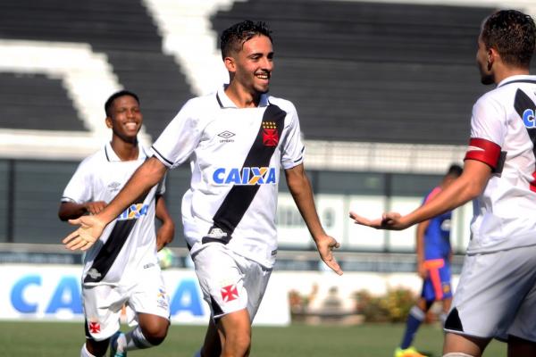 Léo Melo festeja o primeiro gol da partida na Colina