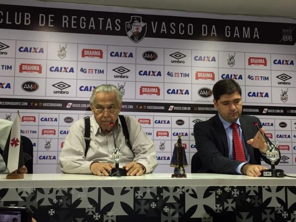 Eurico Miranda concede coletiva, acompanhado de Leonardo Rodrigues, diretor jurídico do Vasco
