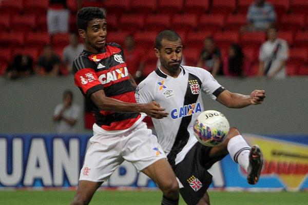 Júlio César atuando contra o Flamengo nos tempos em que defendia o Vasco