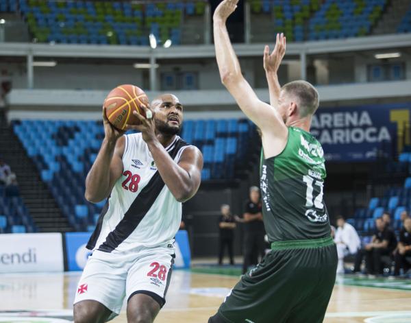 Gustavo em ação contra o Bauru Basket na Arena Carioca 1