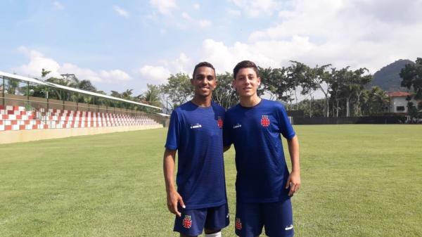 Rafael França (à esquerda) e Roger (à direita) são do sub-20 e sub-17 do Vasco, respectivamente