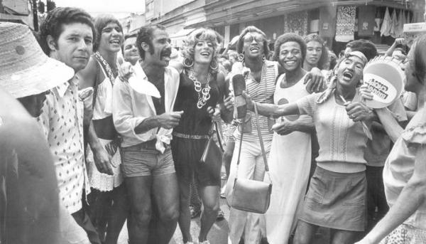 1973: Joel Santana (de saia branca), Brito (de short), Moisés (de vestido preto) e Alcir Portella (de vestido branco) no Bloco das Piranhas