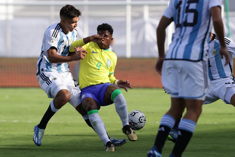 Sforza marca Endrick, em Argentina x Brasil — Foto: EFE/ Rayner Peña R.