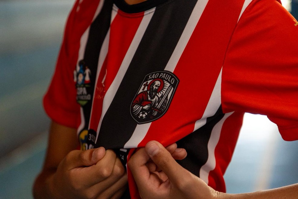 Uniforme do São Paulo na Copa dos Coroinhas foi inspirado na roupa do Tricolor Paulista — Foto: Lucas Magalhães/ge